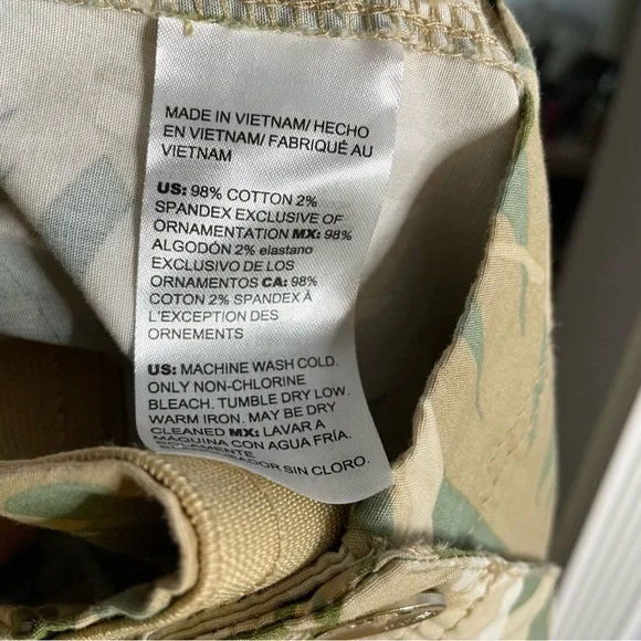 Chico’s Foliage Green Print Cargo Shorts - Picture 8 of 8